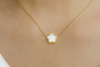 COLLIER FLEUR DE TREFLE DORE